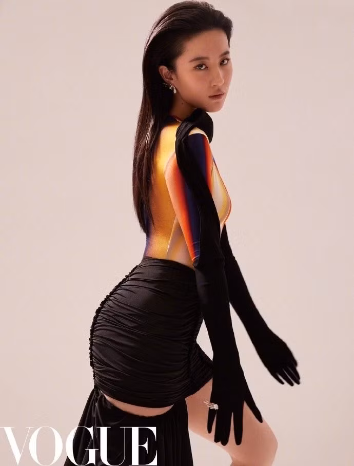  Lưu Diệc Phi trên bìa tạp chí Vogue. Ảnh: Weibo