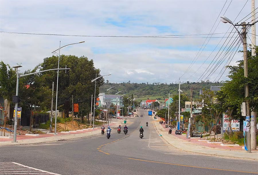 Một góc trung tâm huyện Kông Chro hôm nay. Ảnh: Mộc Trà