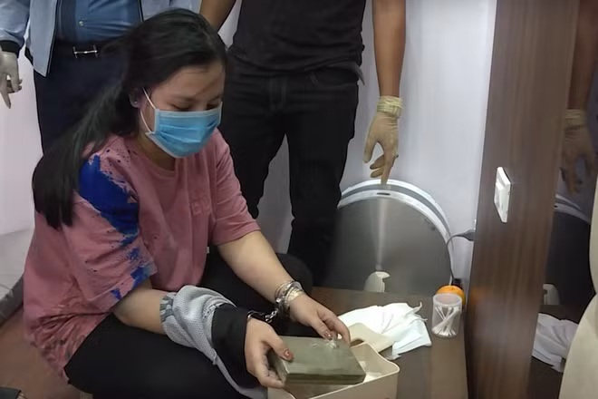 Nguyễn Ngọc Ánh chỉ nơi cất giấu bánh heroin. Ảnh: Công an cung cấp