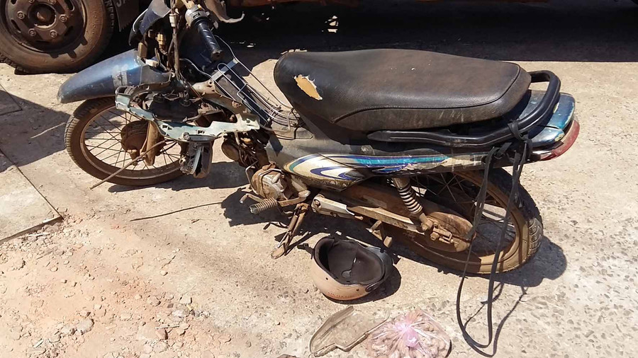 Chiếc xe máy bị hư hỏng nặng. Ảnh: Hà Phương
