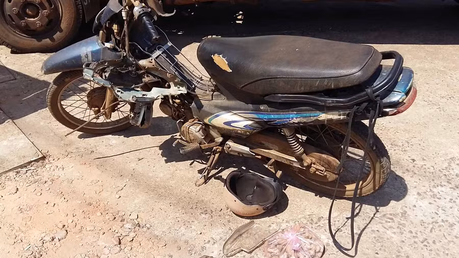 Chiếc xe máy bị hư hỏng nặng. Ảnh: Hà Phương