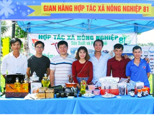 HTX Nông nghiệp 81 giới thiệu sản phẩm cho khách hàng. Ảnh: N.T