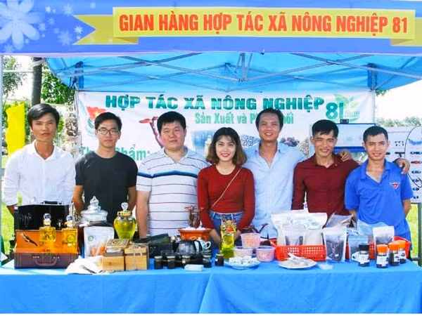 HTX Nông nghiệp 81 giới thiệu sản phẩm cho khách hàng. Ảnh: N.T