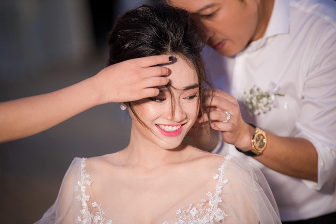 Từ ngày kết hôn, Trường Giang và Nhã Phương dành nhiều thời gian hơn cho gia đình, chăm sóc con gái nhỏ. Đặc biệt, Trường Giang thường khiến hội chị em xuýt xoa là “ông chồng quốc dân” vì độ chịu thương chịu khó, cưng chiều vợ hết mực. 