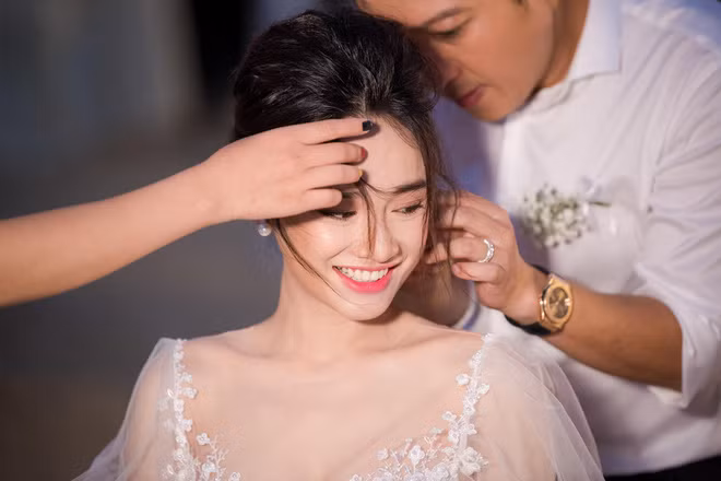 Từ ngày kết hôn, Trường Giang và Nhã Phương dành nhiều thời gian hơn cho gia đình, chăm sóc con gái nhỏ. Đặc biệt, Trường Giang thường khiến hội chị em xuýt xoa là “ông chồng quốc dân” vì độ chịu thương chịu khó, cưng chiều vợ hết mực. 