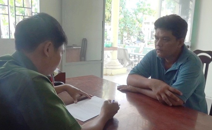  Đối tượng Tùng tại cơ quan công an