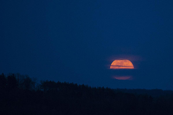 Siêu trăng được chụp ở công viên Thompson, New York (Mỹ) - Ảnh: REUTERS