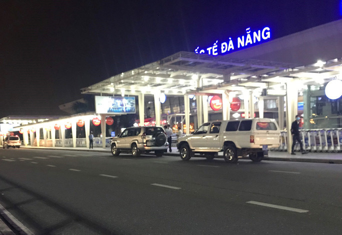 Xe chở 4 khách nước ngoài thuộc diện cách ly ra sân bay Đà Nẵng để đi Hà Nội