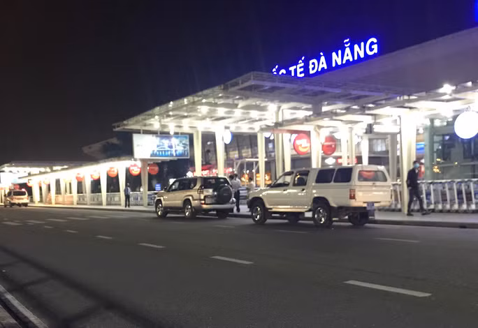 Xe chở 4 khách nước ngoài thuộc diện cách ly ra sân bay Đà Nẵng để đi Hà Nội