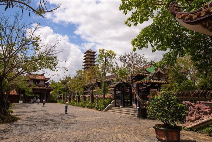 Chùa Thiên Hưng là một trong những điểm du lịch khiến khách viếng thăm mê đắm ngay khi đặt chân vào khuôn viên. (Ảnh: Minh Sơn/Vietnam+)