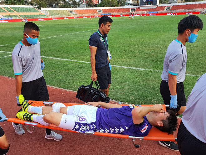 Dù tranh chấp không quyết liệt nhưng Duy Mạnh vẫn dính chấn thương nặng trong trận tranh Siêu cúp/ Ảnh: Độc Lập