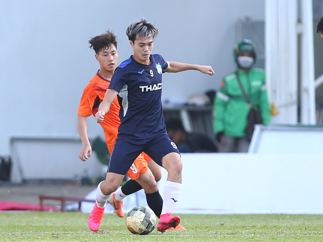 Văn Toàn được trao băng đội phó HAGL mùa giải 2020, hứa hẹn sẽ tiếp tục bùng nổ trên các sân cỏ V-League để giúp HAGL bay cao - Minh Trần