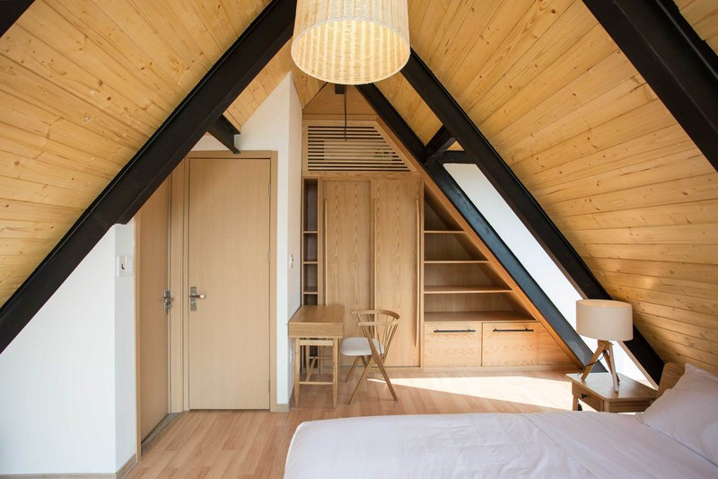 Phòng ngủ nằm ở tầng gác mái tạo nên sự độc đáo.