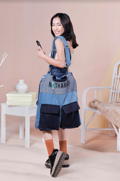 Chiếc túi và áo khoác hai trong một này được thiết kế và sản xuất từ những mảnh vải thừa trong công nghiệp sản xuất thời trang. Ảnh Ngô Thảo