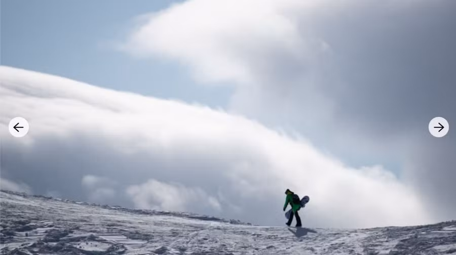  Một người trượt tuyết ở núi Mussa-Achitara tại Dombay, Nga. Ảnh: AFP/Getty.
