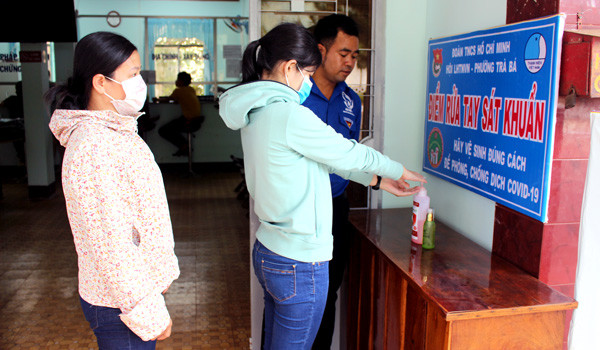 Đoàn phường Trà Bá đặt điểm rửa tay tại bộ phận một cửa để phục vụ nhu cầu của người dân. Ảnh: T.B
