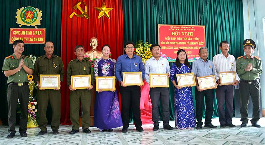  Lãnh đạo Phòng Công tác đảng và công tác chính trị, Công an tỉnh và lãnh đạo Công an thị xã An Khê trao Kỷ niệm chương của Bộ Công an cho các cá nhân. Ảnh: Nguyễn Hữu