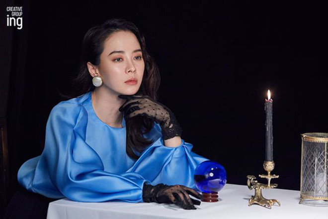 Bộ phim Sương hoa điếm giúp Song Ji Hyo góp mặt trong danh sách đề cử lễ trao giải uy tín nhất Hàn Quốc. Tuy phim rất thành công với doanh thu lớn nhưng nữ diễn viên lại nhận về nhiều lời chỉ trích khi đóng cảnh nóng quá táo bạo với Jo In Sung. Vì vai diễn này mà sự nghiệp của Song Ji Hyo bị gián đoạn trong một thời gian dài, thậm chí cô phải đi du học để tránh xa dư luận.