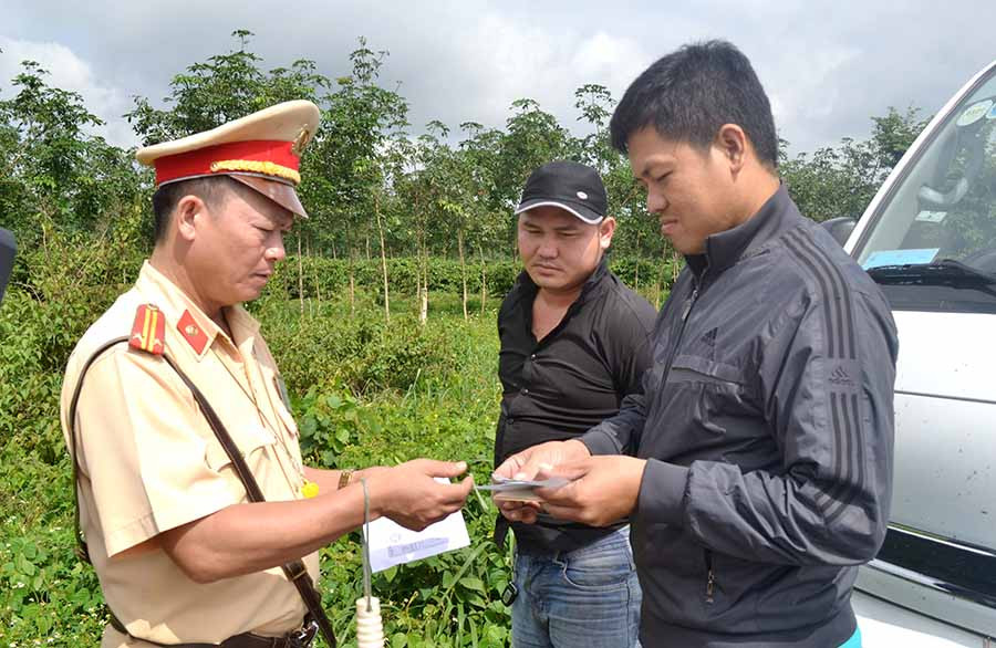 Cảnh sát Giao thông Công an tỉnh Gia Lai kiểm tra điều kiện phương tiện, người lái trên tuyến đường Hồ Chí Minh. Ảnh: Lê Hòa