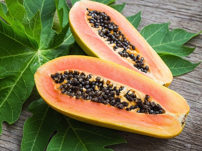 Chiết xuất lá đu đủ có đặc tính chống tăng sinh, ức chế sự phát triển của tế bào ung thư tuyến tiền liệt ở nam giới. Nghiên cứu cũng chỉ ra sự hiện diện của một loạt hợp chất chống ung thư và chất chống ô xy hóa trong lá đu đủ/ Ảnh minh họa: Shutterstock