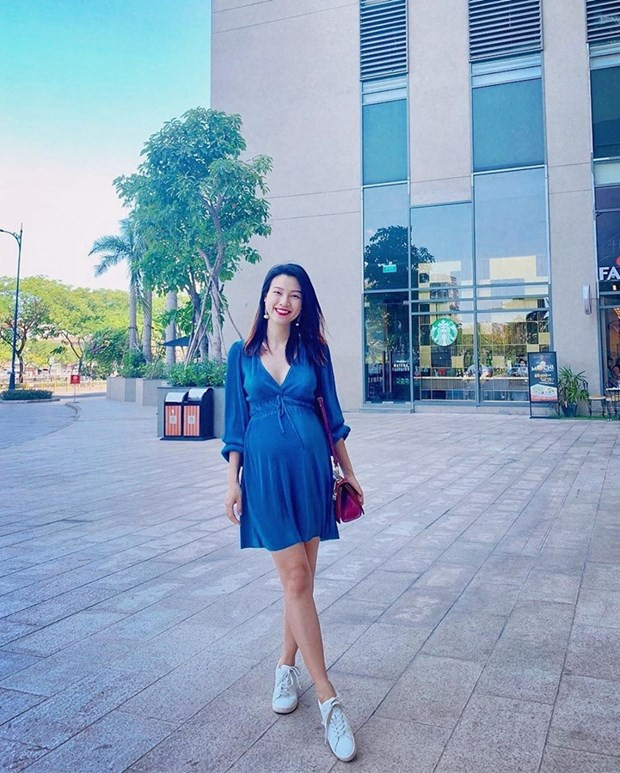 Hoàng Oanh tươi tắn trong chiếc đầm xanh, tự tin khoe bụng bầu. Ở tháng thứ sáu của thai kỳ, á hậu vẫn duy trì được vóc dáng thon gọn, đáng ngưỡng mộ.