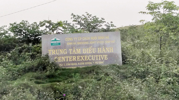 Khu điều hành trang trại chăn nuôi Bình Hà cỏ mọc um tùm - Ảnh: VĂN ĐỊNH Khu điều hành trang trại chăn nuôi Bình Hà cỏ mọc um tùm - Ảnh: VĂN ĐỊNH