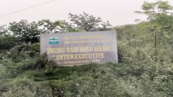  Khu điều hành trang trại chăn nuôi Bình Hà cỏ mọc um tùm - Ảnh: VĂN ĐỊNH