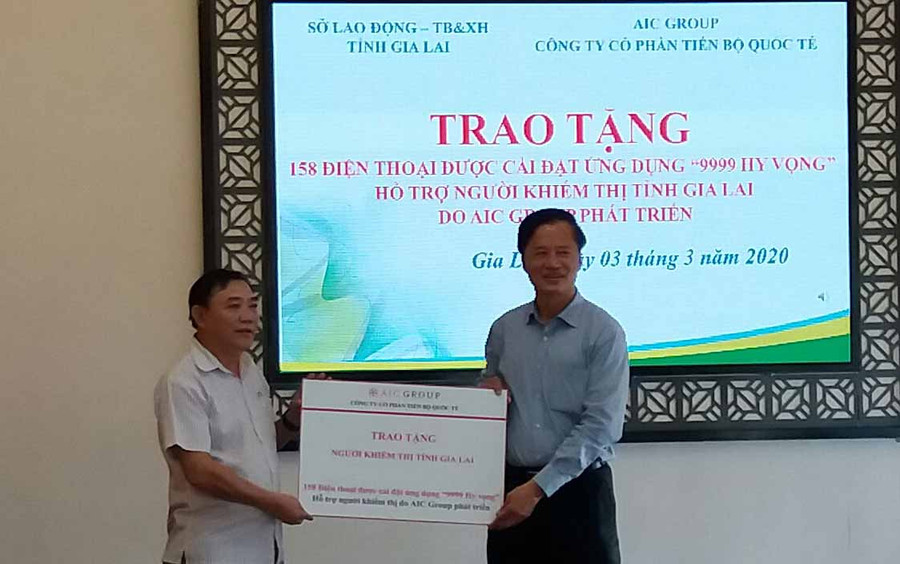 Đại diện AIC Group trao biển tượng trưng cho ông Nguyễn Thành Huế (bên trái)- Phó Giám đốc Sở Lao động- Thương binh và Xã hội Gia Lai. Ảnh: Như Ý