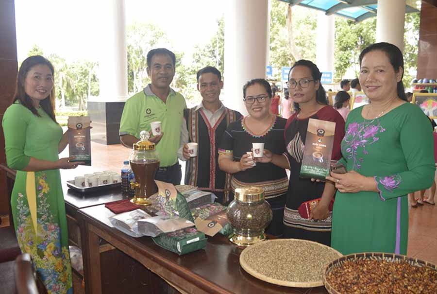 Sản phẩm cà phê hạt rang nguyên chất và cà phê bột nguyên chất của hộ kinh doanh Phạm Xuân Dương đạt chứng nhận OCOP 3 sao cấp tỉnh. Ảnh: Đinh Yến Sản phẩm cà phê hạt rang nguyên chất và cà phê bột nguyên chất của hộ kinh doanh Phạm Xuân Dương đạt chứng nhận OCOP 3 sao cấp tỉnh. Ảnh: Đinh Yến