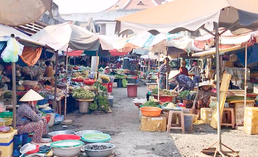  Trung tâm Thương mại Pleiku vắng người mua. Ảnh: V.T
