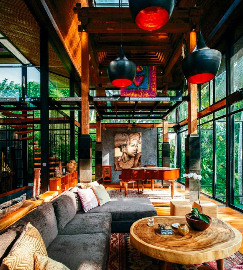 Bức tường kính giúp những người sống trong căn biệt thự có thể ngắm trọn vẹn khu rừng bất cứ lúc nào.