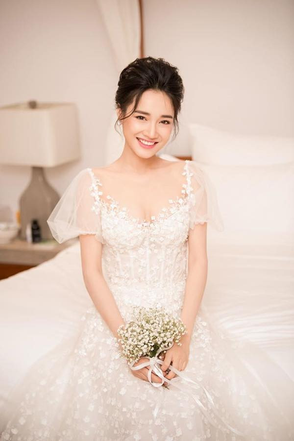 Lối trang điểm nhẹ nhàng toát lên vẻ dịu dàng, tôn thêm các đường nét tinh tế trên gương mặt nữ diễn viên Tuổi thanh xuân. Chiếc váy cô lựa chọn trong ngày đính hôn có thiết kế tinh xảo, không cầu kỳ mà vẫn khoe được thân hình mảnh khảnh của Nhã Phương. Chiếc váy này nhận được nhiều lời khen ngợi từ cộng đồng mạng. 