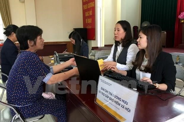  Chi trả lương hưu cho người lao động. (Ảnh: PV/Vietnam+)