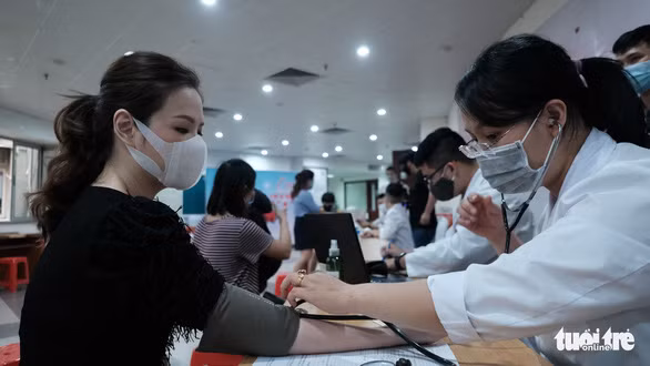 Các bác sĩ đo huyết áp, kiểm tra sức khoẻ người hiến máu để đảm bảo an toàn - Ảnh: MAI THƯƠNG