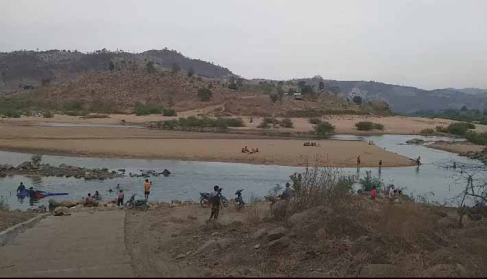 Nhìn từ xa, sông Ba qua địa phận xã Blôm (Kim Tân, Ia Pa) như một dải lụa vắt ngang sườn núi. Ảnh: Vũ Thị Chi