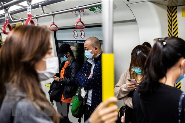 Người dân đeo khẩu trang phòng lây nhiễm COVID-19 trên tàu điện ngầm ở Hong Kong, Trung Quốc. (Ảnh: AFP/TTXVN) Người dân đeo khẩu trang phòng lây nhiễm COVID-19 trên tàu điện ngầm ở Hong Kong, Trung Quốc. (Ảnh: AFP/TTXVN)