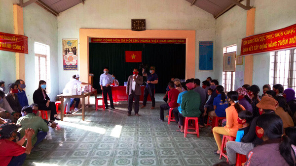 Khám bệnh, tư vấn sức khỏe và cấp thuốc miễn phí cho người dân. Ảnh: H.N Khám bệnh, tư vấn sức khỏe và cấp thuốc miễn phí cho người dân. Ảnh: H.N