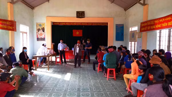 Khám bệnh, tư vấn sức khỏe và cấp thuốc miễn phí cho người dân. Ảnh: H.N