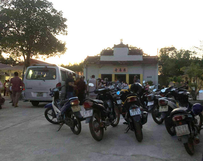  Rất nhiều người hiếu kỳ tập trung tại hiện trường để theo dõi vụ án