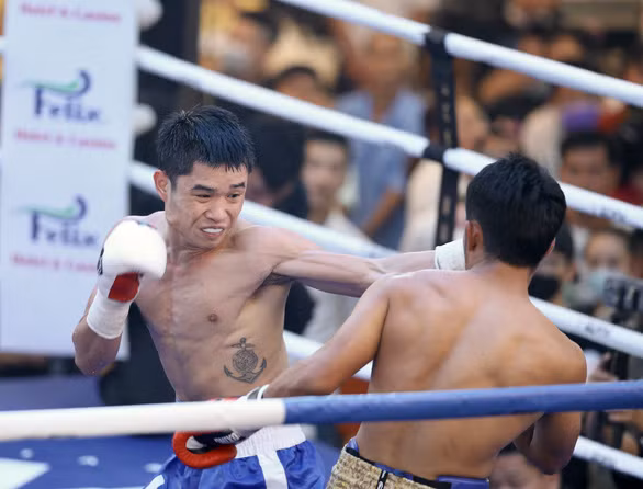 Hồng Quân tung đòn knock out Ronnayut Boonraksa - Ảnh: N.K.