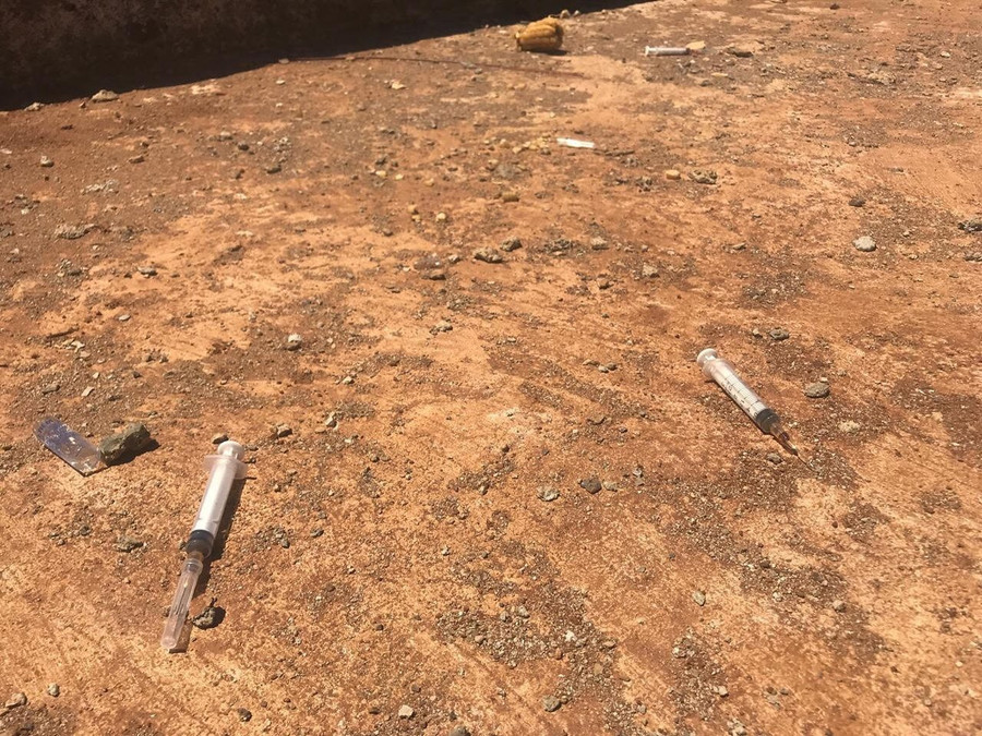 Kim tiêm nằm vương vãi khắp nơi tại dự án đang thi công. Kim tiêm nằm vương vãi khắp nơi tại dự án đang thi công.