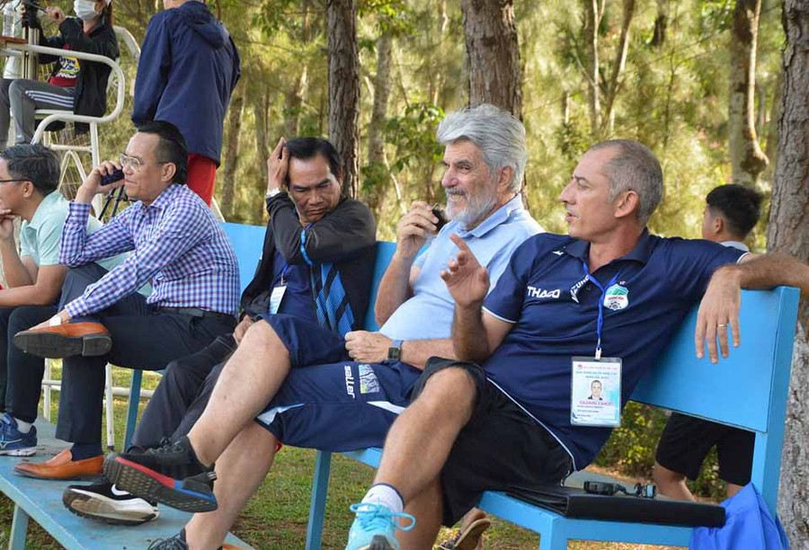 Ông Jean Marc Guillou- Giám đốc toàn cầu Học viện JMG (thứ 2 từ trái sang) dự khán trận đấu. Ảnh: Minh Vỹ