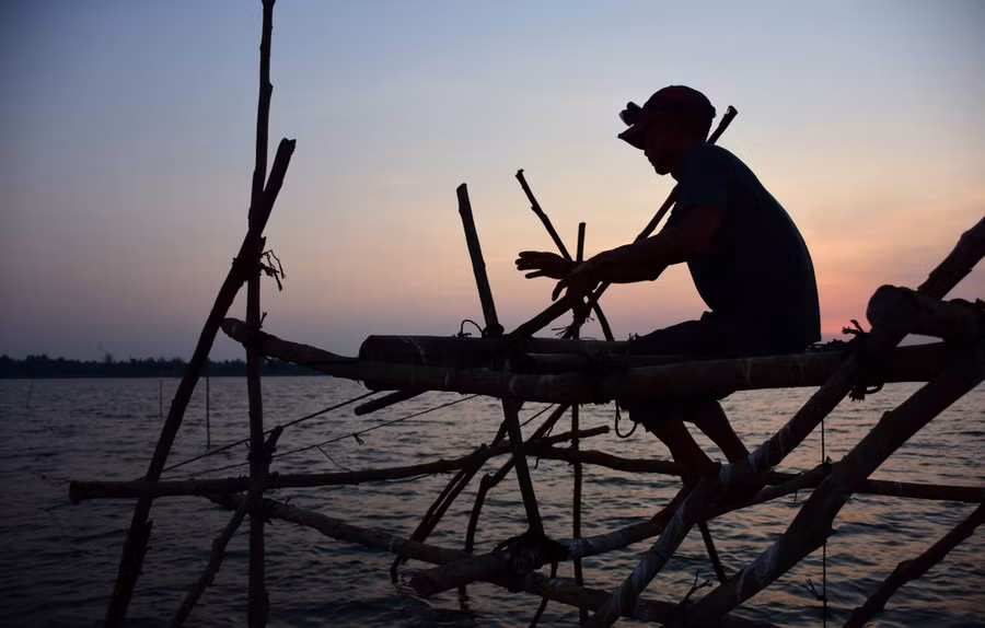 Hoạt động đánh bắt cá trên hồ