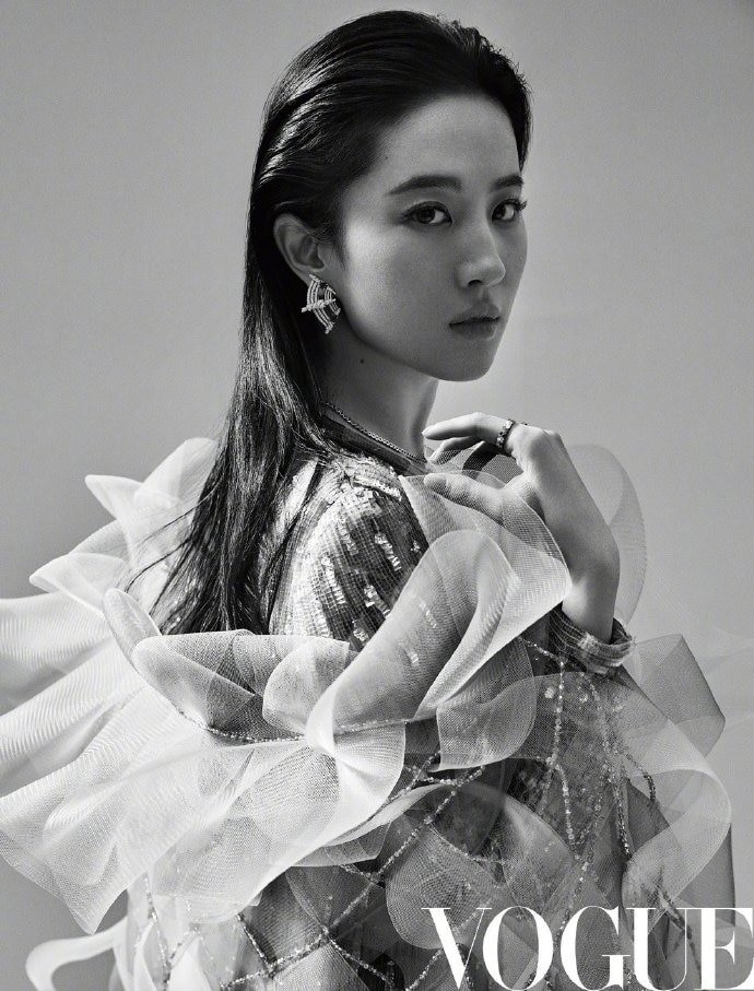 Lưu Diệc Phi nhạt nhòa trên bìa tạp chí. Ảnh: Weibo