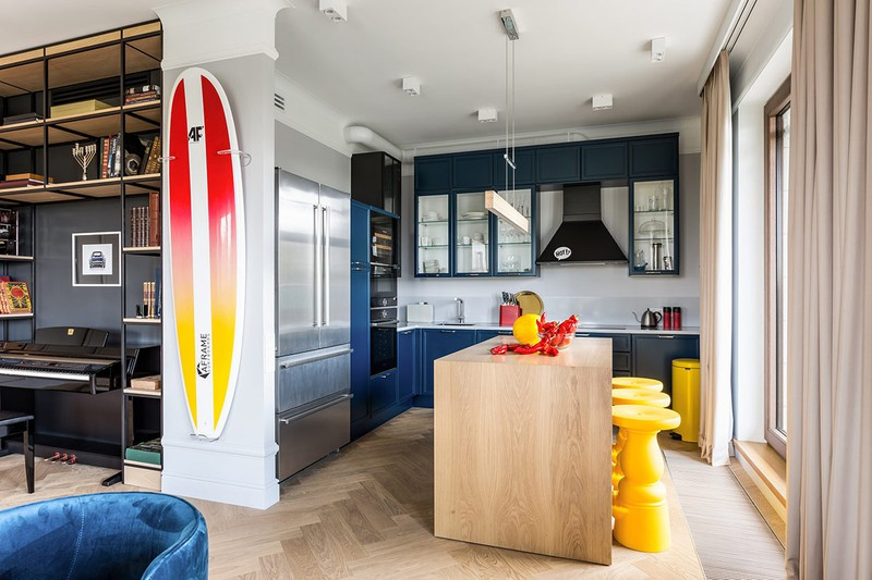 Ghế bar màu vàng, hình quân cờ được các thành viên trong nhà vô cùng yêu thích.