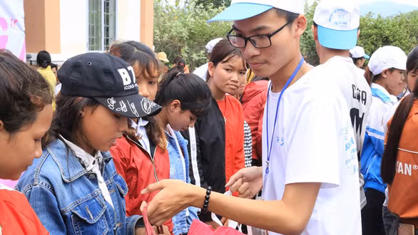 Lê Văn Phúc trong một hoạt động tặng quà cho trẻ em khó khăn - Ảnh: C.K.