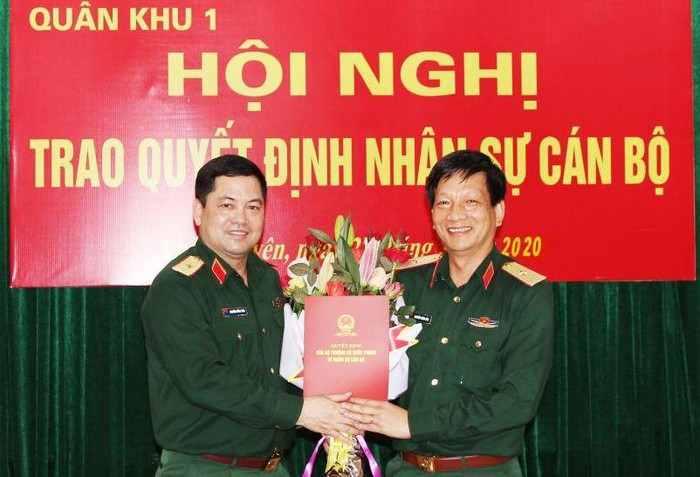 Thay mặt Bộ Quốc phòng, Thiếu tướng Nguyễn Hồng Thái, Tư lệnh Quân khu 1 trao quyết định cho Thiếu tướng Nguyễn Đăng Bảo (bên phải).