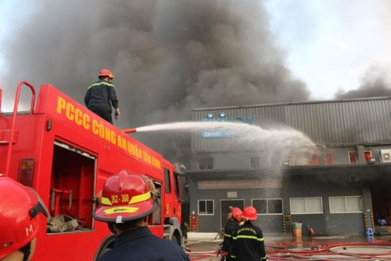  Cảnh sát PCCC nỗ lực phun nước chữa cháy