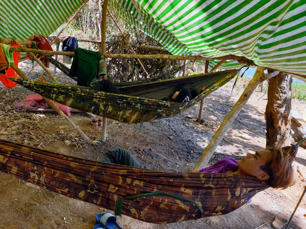 Lực lượng giữ rừng nghỉ trong lều bạt dựng tạm. Ảnh: N.T