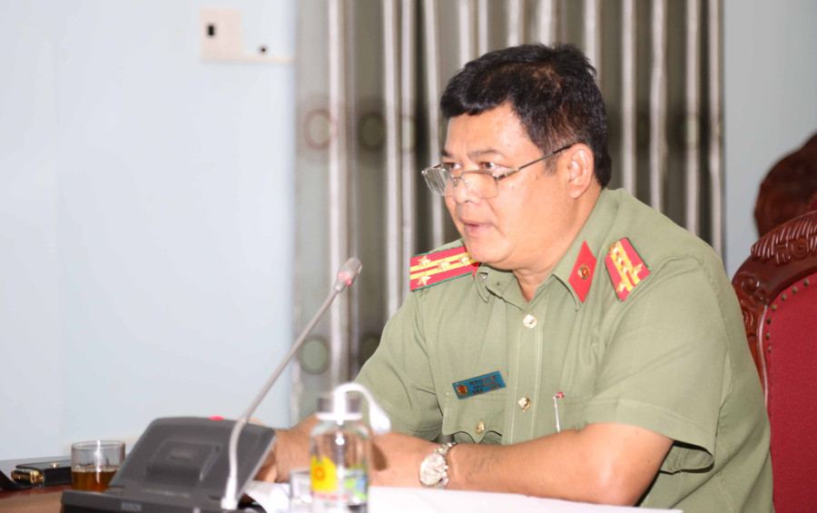 Đại tá Rah Lan Lâm-Phó Giám đốc Công an tỉnh trao đổi với các phóng viên tại buổi gặp mặt. Ảnh: Hữu Trường